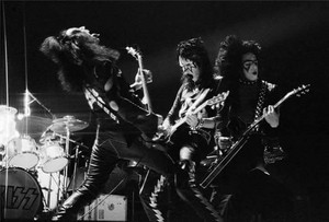  KISS (NYC) December 31, 1973 (Academy Of موسیقی / New Year's Eve)