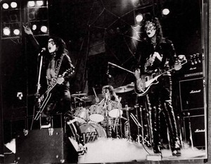  চুম্বন (NYC) January 8, 1974 (KISS Tour -Fillmore East)