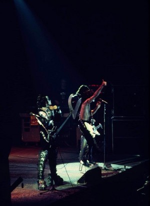  ciuman ~Norman, Oklahoma...January 7, 1977 (Rock and Roll Over Tour)