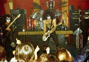  Ciuman ~ Vancouver, British Columbia, Canada...January 9, 1975 (Hotter Than Hell Tour)