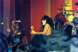  চুম্বন ~ Vancouver, British Columbia, Canada...January 9, 1975 (Hotter Than Hell Tour)