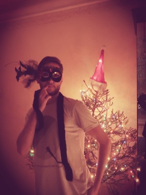 Xlson137 in a mask next to the Christmas tree