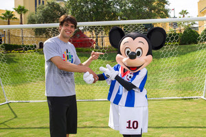  putbol Player, Kaka With Mickey mouse