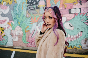  lacarmina fashion blogger vancouver canada style influencer tv host egirl face framing hair dyed