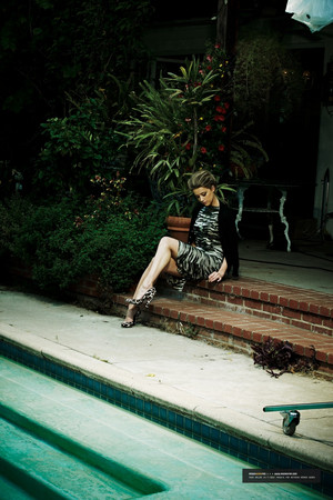  Amber Heard - The pas aan Photoshoot - 2013
