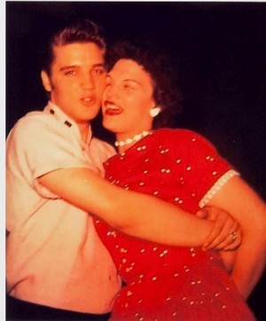  Elvis With A Female Фан