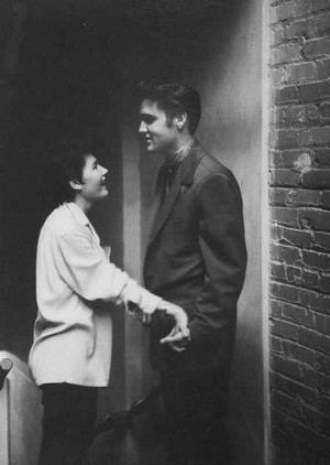  Elvis Talking With A Young Фан