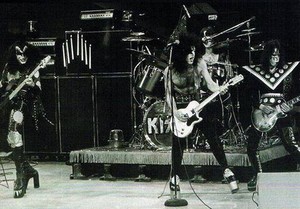  吻乐队（Kiss） ~Burbank, California...April 1, 1975 (Midnight Special)