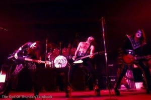  Ciuman ~Kansas City, Missouri...April 13, 1975 (Dressed to Kill Tour)