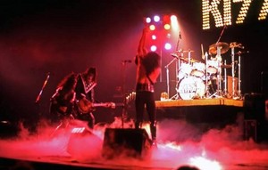  吻乐队（Kiss） ~St. Louis, Missouri...February 20, 1975 (Hotter Than Hell)