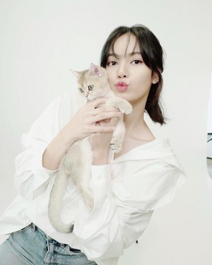  Lisa with her Kucing