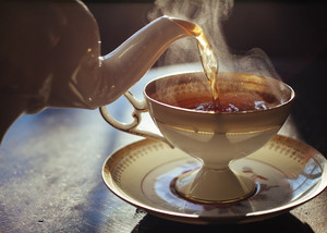  Pouring a nice hot cup of 茶