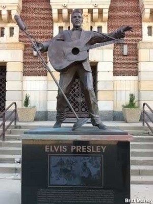  Statue Of Elvis Presley