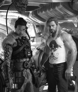  Chris Hemsworth: "That’s a wrap, upangaji pamoja on Thor: upendo and Thunder"