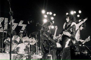  Ciuman ~Long Beach, California...May 31, 1975 (Dressed to Kill Tour)
