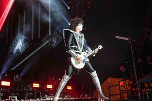  ciuman || Tommy Thayer (NYC) June 11, 2021 (Tribeca Film Festival - Biography: KISStory)