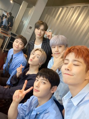  ASTRO - Video call fã signing Event