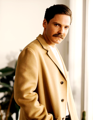  Daniel Brühl Photographed 由 Robert Rieger for Esquire Germany || July 2021