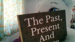  Elsa beruang membaca The Past, Present And Future