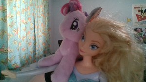  Elsa With A ngựa con, ngựa, pony On Her Shoulder