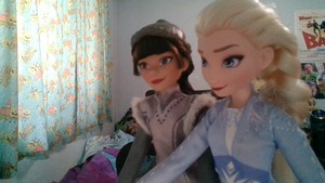  Elsa and her girlfriend, Honeymaren, came 의해 to say hi