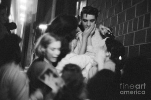  Elvis With His fans