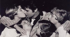  Elvis With His fãs