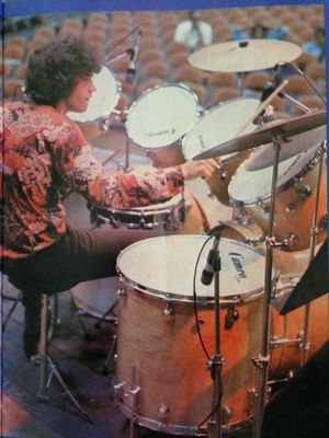  جے and his drums.