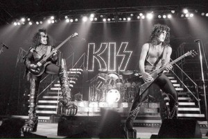 Kiss ~Calgary, Alberta, Canada...July 31, 1977 (CAN/AM - Любовь Gun Tour)