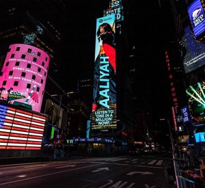  কুইন on Times Square ♥