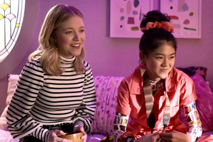  The Baby-Sitters Club - Season 2 Still - Stacey and Claudia