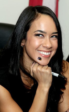  AJ Lee with chin तिल permanent