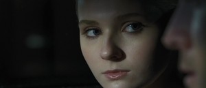 Abigail Breslin as Veronica (Final Girl) hadiah