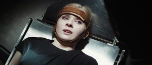  Abigail Breslin as Veronica (Final Girl) sombrero