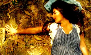  Alanna as Dora kampanilya Hutchinson in melokoton kaakit-akit peras