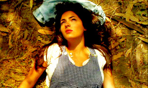  Alanna as Dora chuông, bell Hutchinson in đào mận lê, quả lê