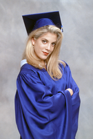  Donna in her graduation toga, abito
