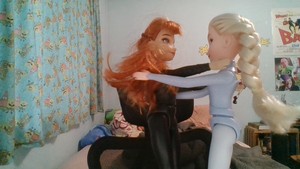  Elsa And Anna Give Hugs To Each Other And آپ