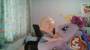  Elsa Hugs Twilight Sparkle