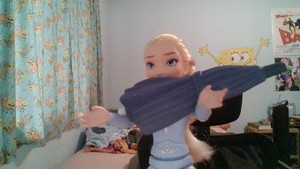  Elsa Offers tu An Umbrella