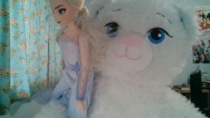  Elsa With An Elsa On Her Shoulder