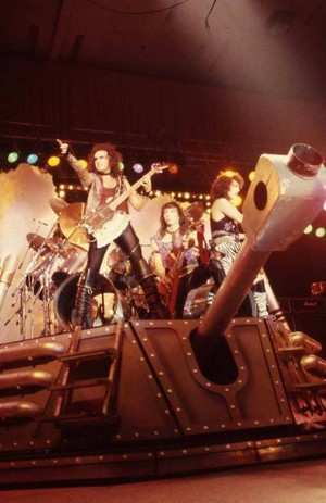  ciuman ~Essen, W. Germany...November 11, 1983 (Lick it Up World Tour)