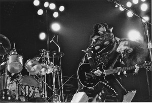  baciare ~Flint, Michigan...November 17, 1975 (Alive Tour)