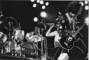  baciare ~Flint, Michigan...November 17, 1975 (Alive Tour)