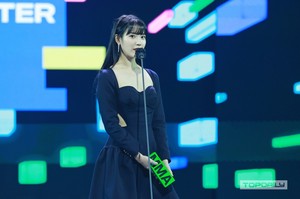  041221 IU（アイユー） received award 2021 MMA "BEST SONGWRITER"