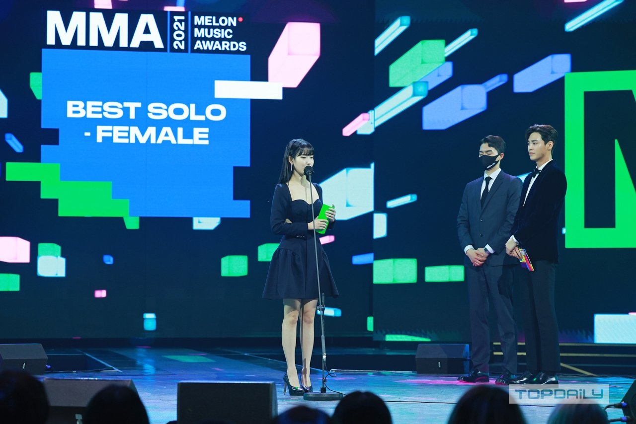 041221 IU received award 2021 MMA "BEST SOLO - FEMALE"