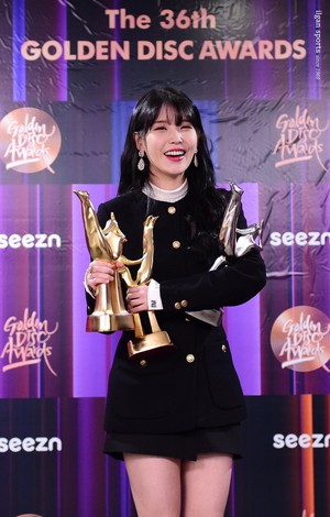  220108 李知恩 at the 36th Golden Disk Awards