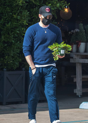  Chris Evans | Out and about plant shopping in LA || December 17, 2021