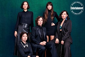  Dakota Johnson and ‘The Cast of The Mất tích Daughter’ for EW (2021)