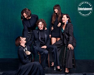  Dakota Johnson and ‘The Cast of The Lost Daughter’ for EW (2021)